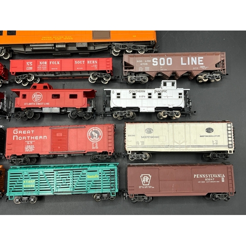 140 - HO gauge Rolling stock, 4 Rivarossi 'The Milwaukee Road' Cars and 12 'Ready-to-Roll' Wagons, with
(1... 