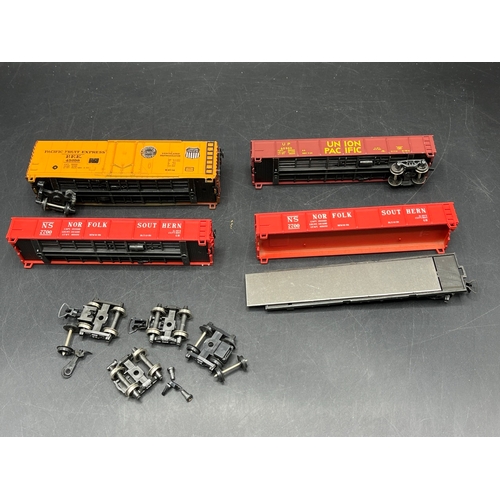 140 - HO gauge Rolling stock, 4 Rivarossi 'The Milwaukee Road' Cars and 12 'Ready-to-Roll' Wagons, with
(1... 