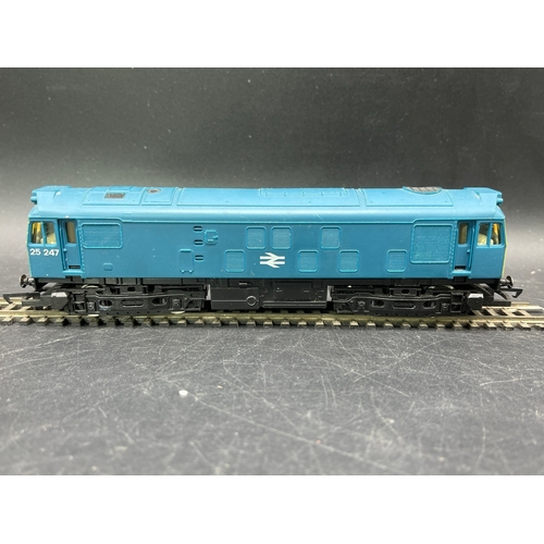 242 - Five OO Diesel/Electric Locomotives, each Tested Runners
(1600g)
Hornby R068 Class 25 25247 in BR Bl... 