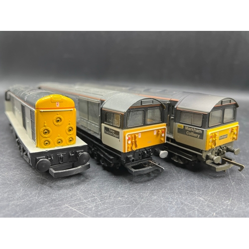 246 - Three OO Diesel Locomotives, Tested Runners
(1400g)
Hornby R705 Class 58 58050 'Toton Traction Depot... 