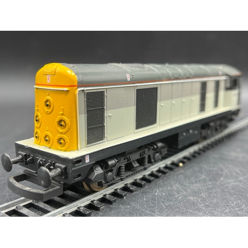 246 - Three OO Diesel Locomotives, Tested Runners
(1400g)
Hornby R705 Class 58 58050 'Toton Traction Depot... 