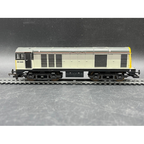 246 - Three OO Diesel Locomotives, Tested Runners
(1400g)
Hornby R705 Class 58 58050 'Toton Traction Depot... 