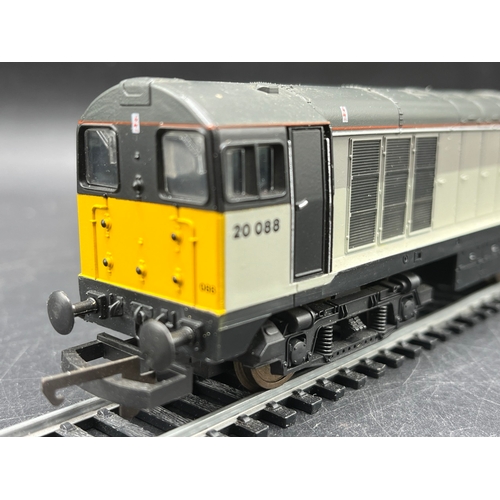 246 - Three OO Diesel Locomotives, Tested Runners
(1400g)
Hornby R705 Class 58 58050 'Toton Traction Depot... 