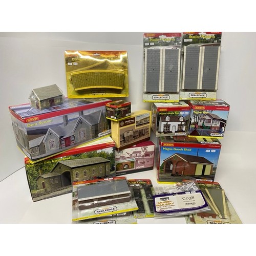 66 - 18 Hornby Skaledale Trackside Buildings, Platforms, Dapol & Wills Kits... (7500g) 
2 Single Sided St... 