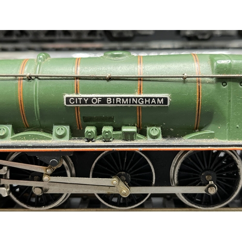 169 - Two OO 4-6-2 Runners - Wrenn 'City of Birmingham' and Dublo 'Mallard'
(1200g)
Wrenn W2228 Duchess Cl... 