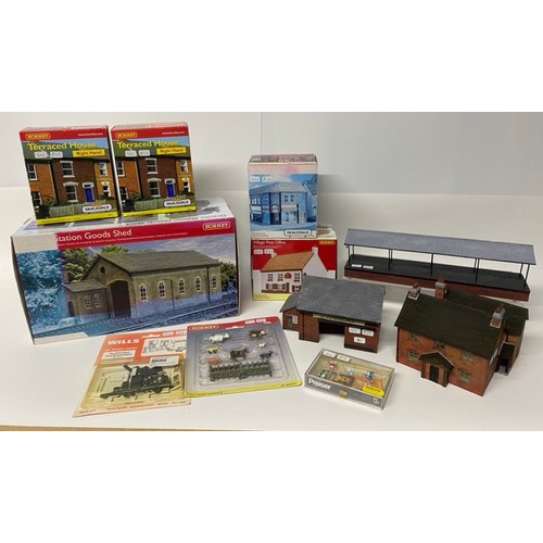 67 - Hornby, Wills & Presier Trackside buildings & Accessories. (11). (3200g)
Hornby Holly Farn House
Hor... 