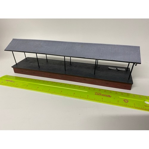 67 - Hornby, Wills & Presier Trackside buildings & Accessories. (11). (3200g)
Hornby Holly Farn House
Hor... 