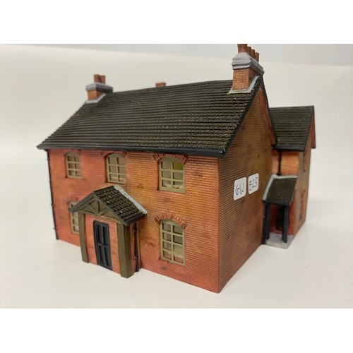 67 - Hornby, Wills & Presier Trackside buildings & Accessories. (11). (3200g)
Hornby Holly Farn House
Hor... 