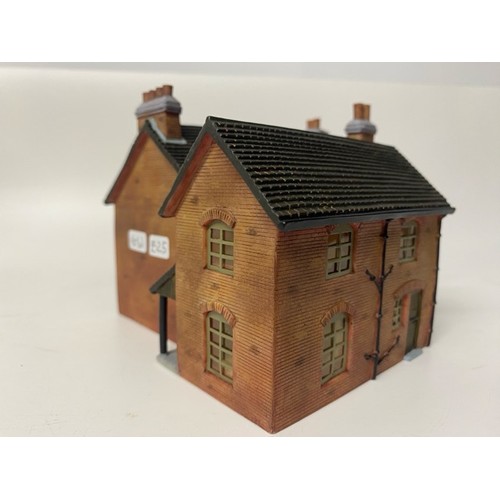 67 - Hornby, Wills & Presier Trackside buildings & Accessories. (11). (3200g)
Hornby Holly Farn House
Hor... 