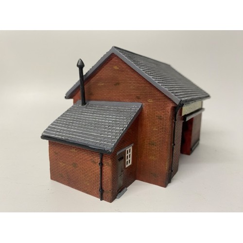 67 - Hornby, Wills & Presier Trackside buildings & Accessories. (11). (3200g)
Hornby Holly Farn House
Hor... 