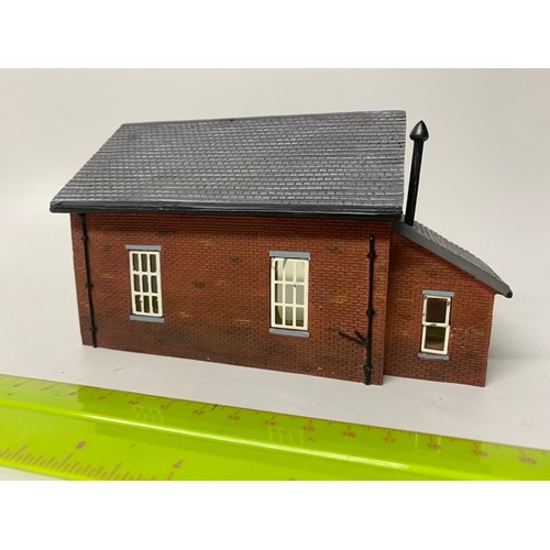 67 - Hornby, Wills & Presier Trackside buildings & Accessories. (11). (3200g)
Hornby Holly Farn House
Hor... 