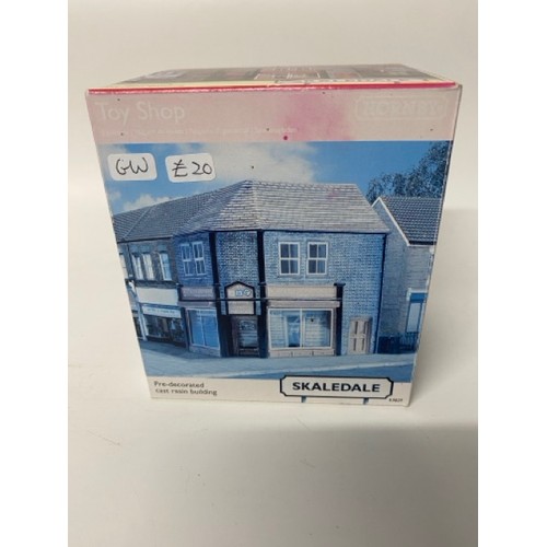 67 - Hornby, Wills & Presier Trackside buildings & Accessories. (11). (3200g)
Hornby Holly Farn House
Hor... 