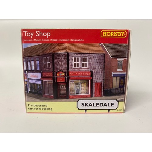 67 - Hornby, Wills & Presier Trackside buildings & Accessories. (11). (3200g)
Hornby Holly Farn House
Hor... 