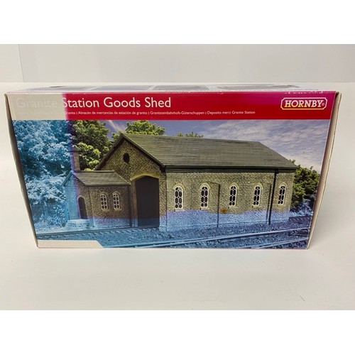 67 - Hornby, Wills & Presier Trackside buildings & Accessories. (11). (3200g)
Hornby Holly Farn House
Hor... 