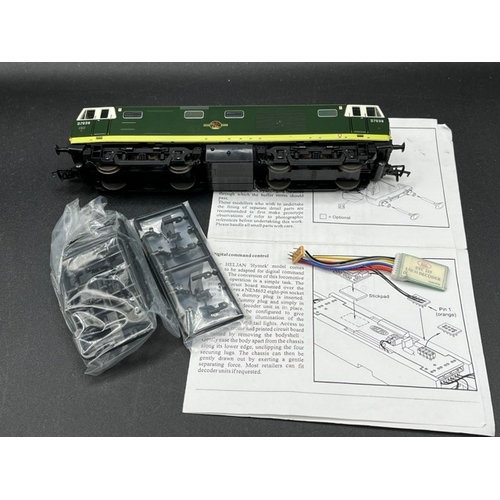 256 - Two 'OO' Bo-Bo Locomotives, Heljan 3501 Class 35 D7309 (with DCC decoder not fitted) and Hornby R212... 