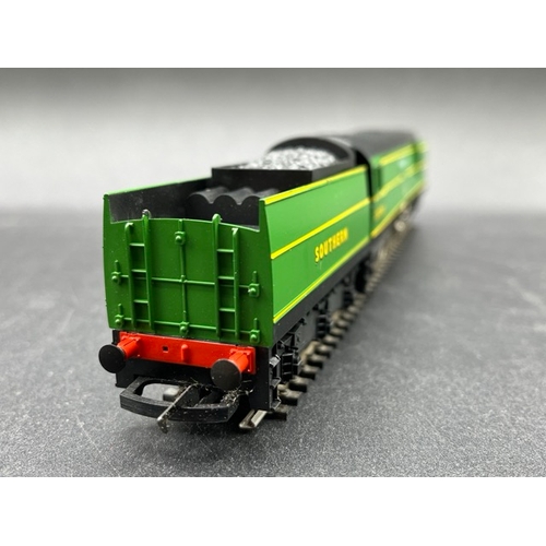 261 - Two OO Southern Steam Locomotives Hornby R374 & Hornby R2018, Tested Runners
(800g)
Hornby R374 Batt... 