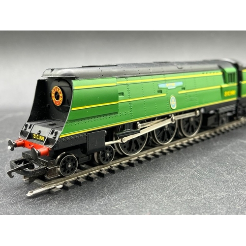 261 - Two OO Southern Steam Locomotives Hornby R374 & Hornby R2018, Tested Runners
(800g)
Hornby R374 Batt... 