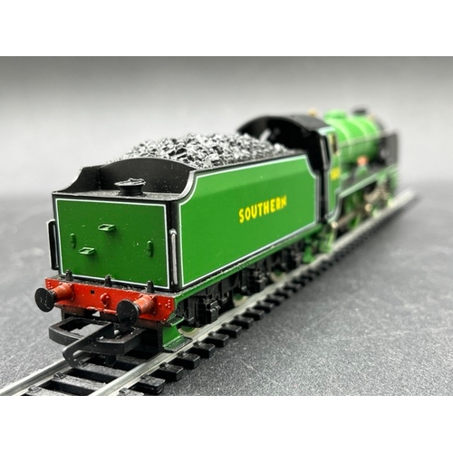 261 - Two OO Southern Steam Locomotives Hornby R374 & Hornby R2018, Tested Runners
(800g)
Hornby R374 Batt... 