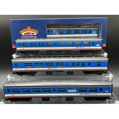 194 - Hornby Class 47 Hornby Loco in NSE livery with four coaches
(1100g)
Hornby R219 Class 47 in NSE Live... 