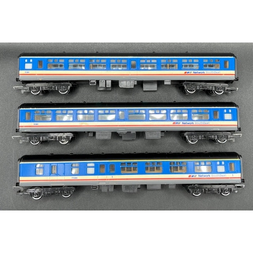 194 - Hornby Class 47 Hornby Loco in NSE livery with four coaches
(1100g)
Hornby R219 Class 47 in NSE Live... 