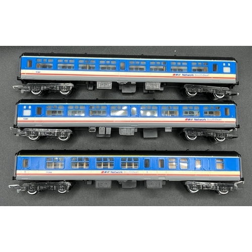 194 - Hornby Class 47 Hornby Loco in NSE livery with four coaches
(1100g)
Hornby R219 Class 47 in NSE Live... 