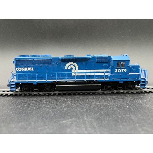 138 - Two HO DCC Bachmann Conrail Diesel Locomotives, Not Tested as DCC
(850g)
Bachmann USA 60306 GP40 EMD... 