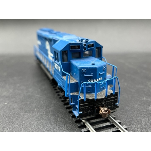 138 - Two HO DCC Bachmann Conrail Diesel Locomotives, Not Tested as DCC
(850g)
Bachmann USA 60306 GP40 EMD... 