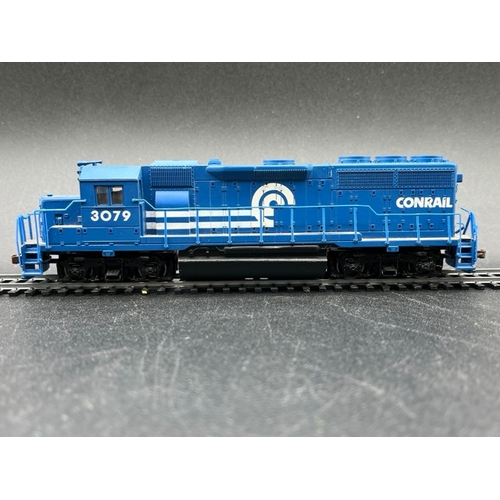 138 - Two HO DCC Bachmann Conrail Diesel Locomotives, Not Tested as DCC
(850g)
Bachmann USA 60306 GP40 EMD... 