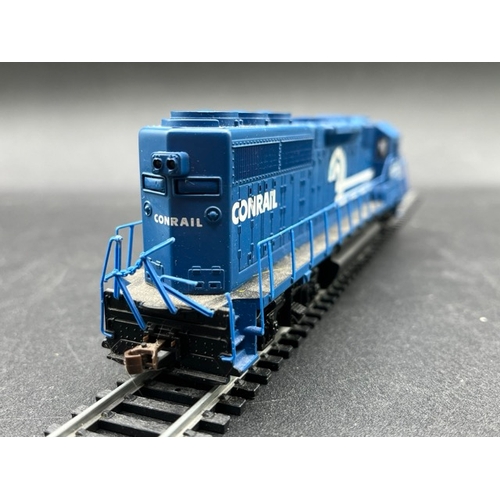 138 - Two HO DCC Bachmann Conrail Diesel Locomotives, Not Tested as DCC
(850g)
Bachmann USA 60306 GP40 EMD... 