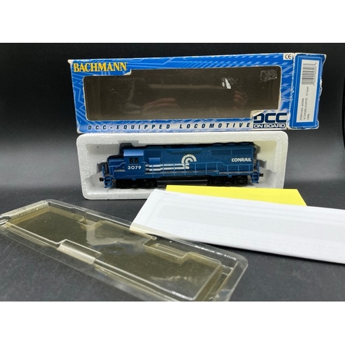 138 - Two HO DCC Bachmann Conrail Diesel Locomotives, Not Tested as DCC
(850g)
Bachmann USA 60306 GP40 EMD... 