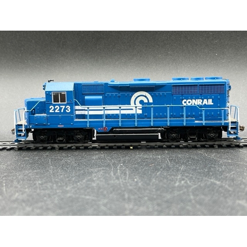 138 - Two HO DCC Bachmann Conrail Diesel Locomotives, Not Tested as DCC
(850g)
Bachmann USA 60306 GP40 EMD... 