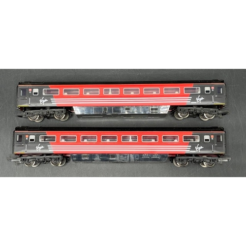 342 - Non-motorised Hornby Class 43 High Speed Train, Dummy cars of Maiden Voyager & Lady In Red together ... 