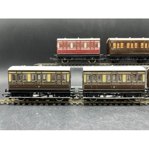 344 - 13 Hornby OO Fuel Tankers 'Ready-to-Roll' together with
(700g)
5 Hornby 4-wheel passenger coaches, o... 