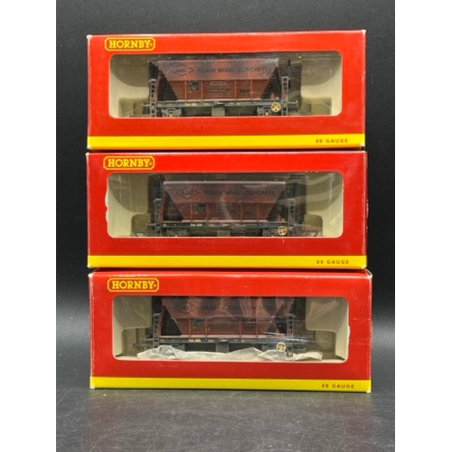 345 - 13 Boxed OO gauge Rolling-stock
(1100g)
Hornby R6154A PGA aggregate hoppers - RMC Ready Mix Concrete... 