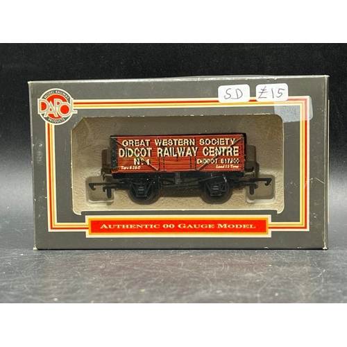 345 - 13 Boxed OO gauge Rolling-stock
(1100g)
Hornby R6154A PGA aggregate hoppers - RMC Ready Mix Concrete... 