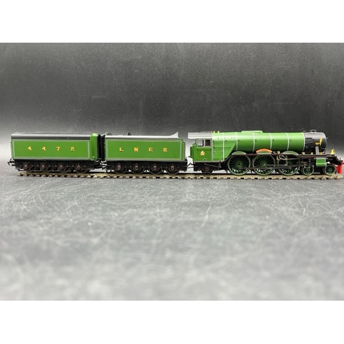 271 - OO gauge Limited Presentation Edition 4472 Flying Scotsman set (R075) with double tender, Un-boxed, ... 