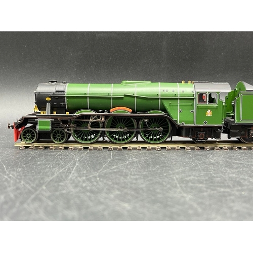 271 - OO gauge Limited Presentation Edition 4472 Flying Scotsman set (R075) with double tender, Un-boxed, ... 