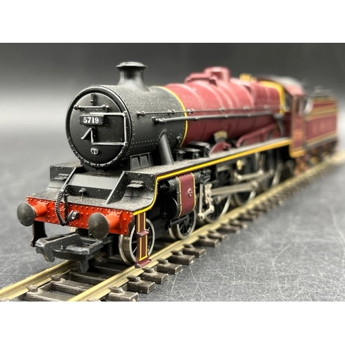 273 - Two OO Mainline LMS Crimson 4-6-0 Steam Locomotives, one Tested Runner
(900g)
Mainline 37046 Class 6... 