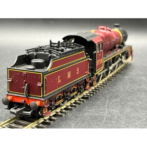 273 - Two OO Mainline LMS Crimson 4-6-0 Steam Locomotives, one Tested Runner
(900g)
Mainline 37046 Class 6... 