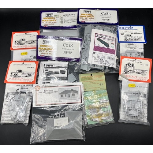 42 - Nine sealed 'OO' gauge model kits
(750g)
Includes:-
Dapol C85 Battle of Britain Fighter Pilot locomo... 