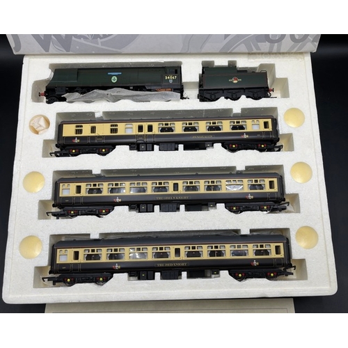 202 - Hornby R2308M 'The Excalibur Express' Train Pack Ex-SR Tangmere Loco & 3 Coaches, Tested Runner
(120... 