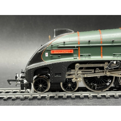 210 - Hornby R2032 Heart Of Midlothian Pack - including Class A4 - Guillemot 60020 and 3 Coaches, Tested R... 