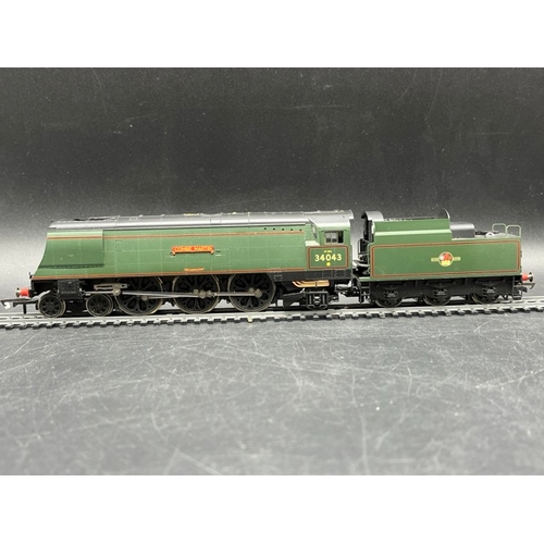 213 - Hornby R2436 'The Pines Express' Train Pack with associated R4229 three car coach pack (1650g) Inclu... 