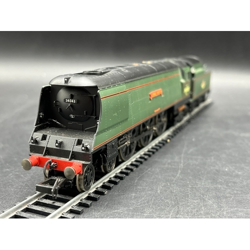 213 - Hornby R2436 'The Pines Express' Train Pack with associated R4229 three car coach pack (1650g) Inclu... 