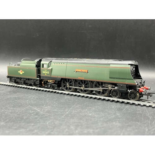 213 - Hornby R2436 'The Pines Express' Train Pack with associated R4229 three car coach pack (1650g) Inclu... 