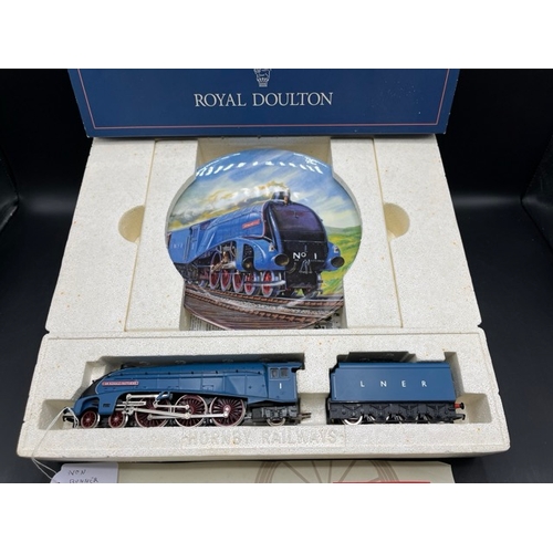 215 - Hornby R649 'Sir Ronald Matthews' Locomotive LNER #1 'Going for the Record' collectors plate, Tested... 