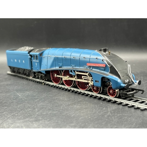 215 - Hornby R649 'Sir Ronald Matthews' Locomotive LNER #1 'Going for the Record' collectors plate, Tested... 