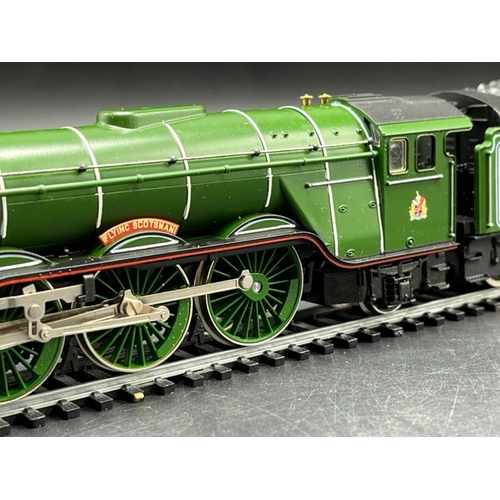 216 - Hornby OO gauge The Flying Scotsman 1972-75 Limited Presentation Sets, Tested Runner 
(1400g)
Hornby... 