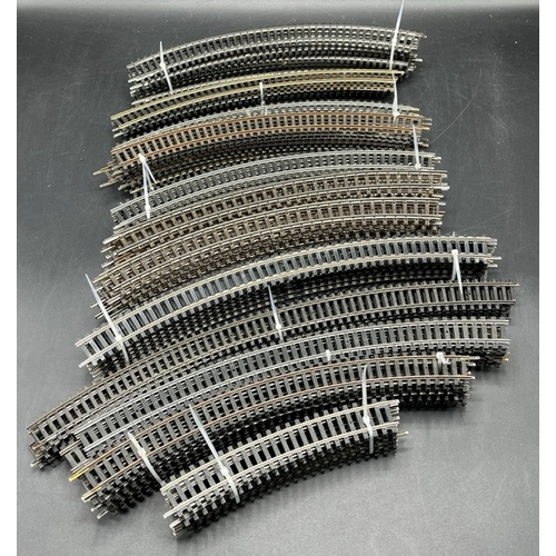 81 - OO Gauge Track from various manufacturers
(3800g)
Mostly curved track
Qty 80 bundled and tied 
Anoth... 