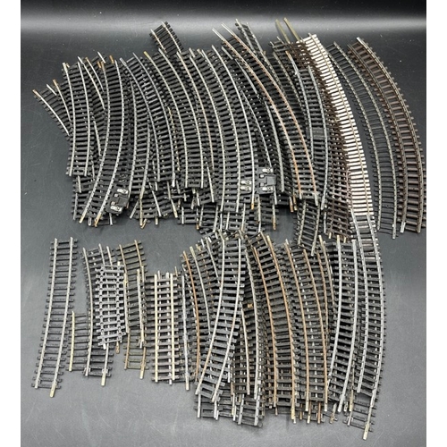 81 - OO Gauge Track from various manufacturers
(3800g)
Mostly curved track
Qty 80 bundled and tied 
Anoth... 